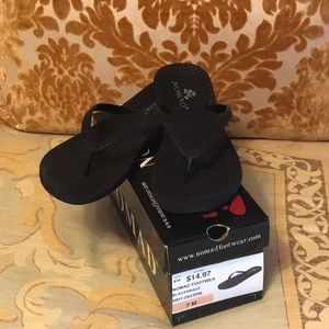 Nomad blacksnake textured flip flops. Size 7M